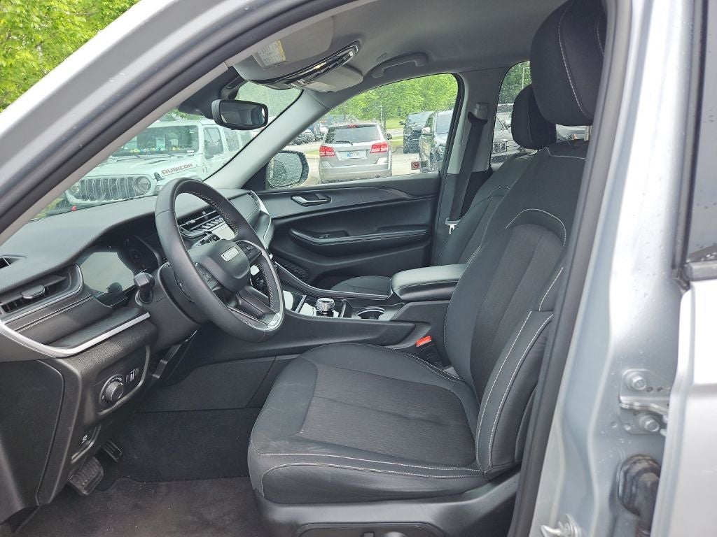 2024 Jeep Grand Cherokee Laredo 4x2