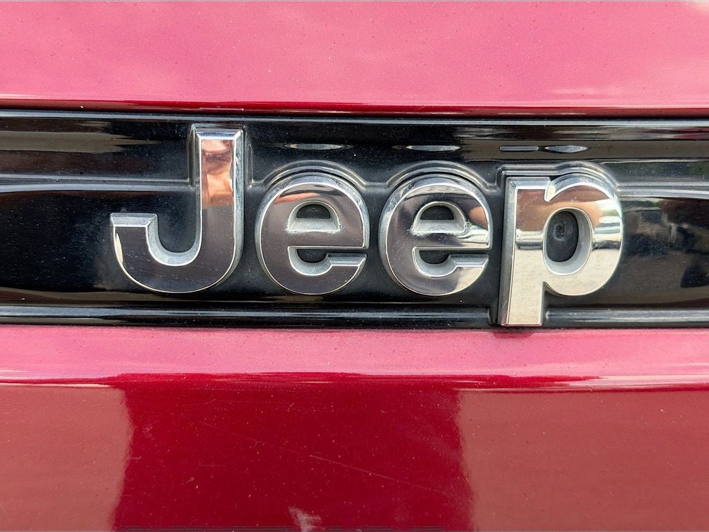 2023 Jeep Grand Cherokee Laredo 4x2