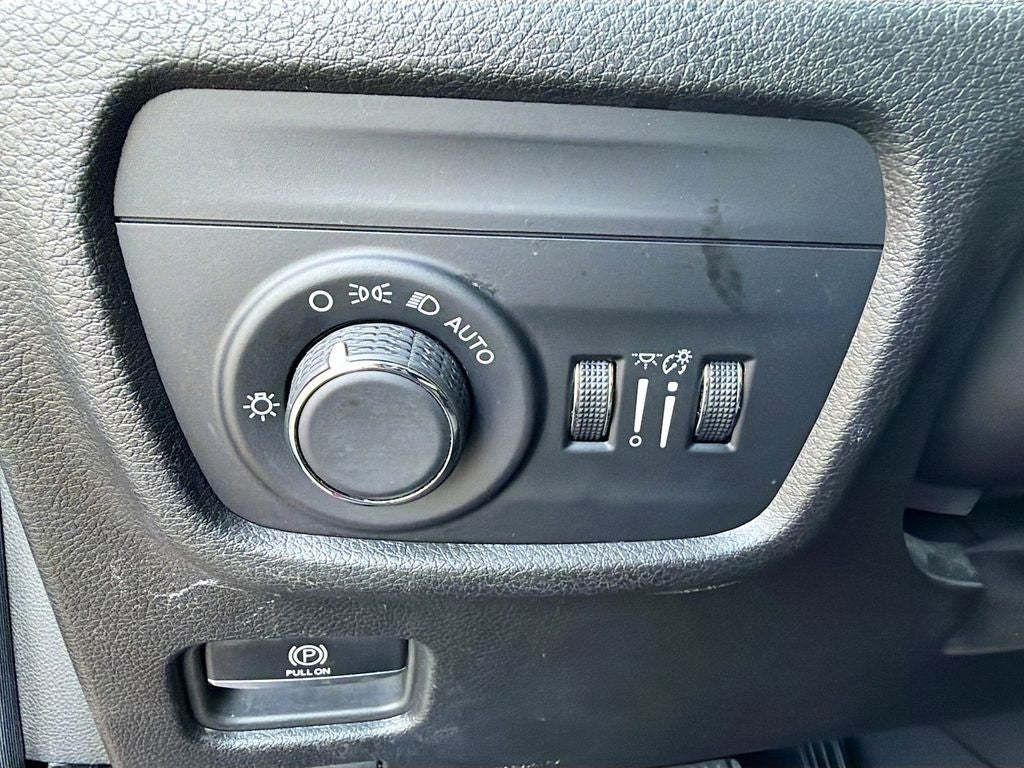 2023 Jeep Grand Cherokee Laredo 4x2