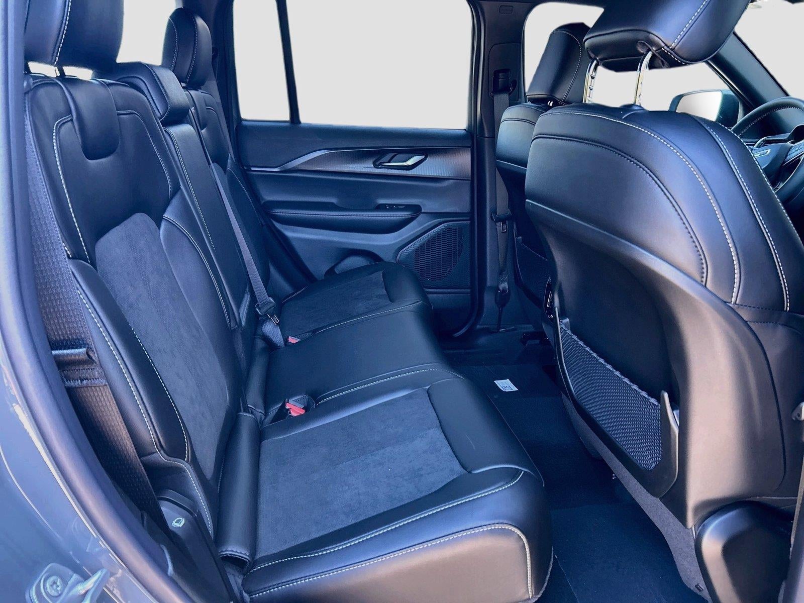 2027 Jeep Grand Cherokee GRAND CHEROKEE LAREDO X 4X4