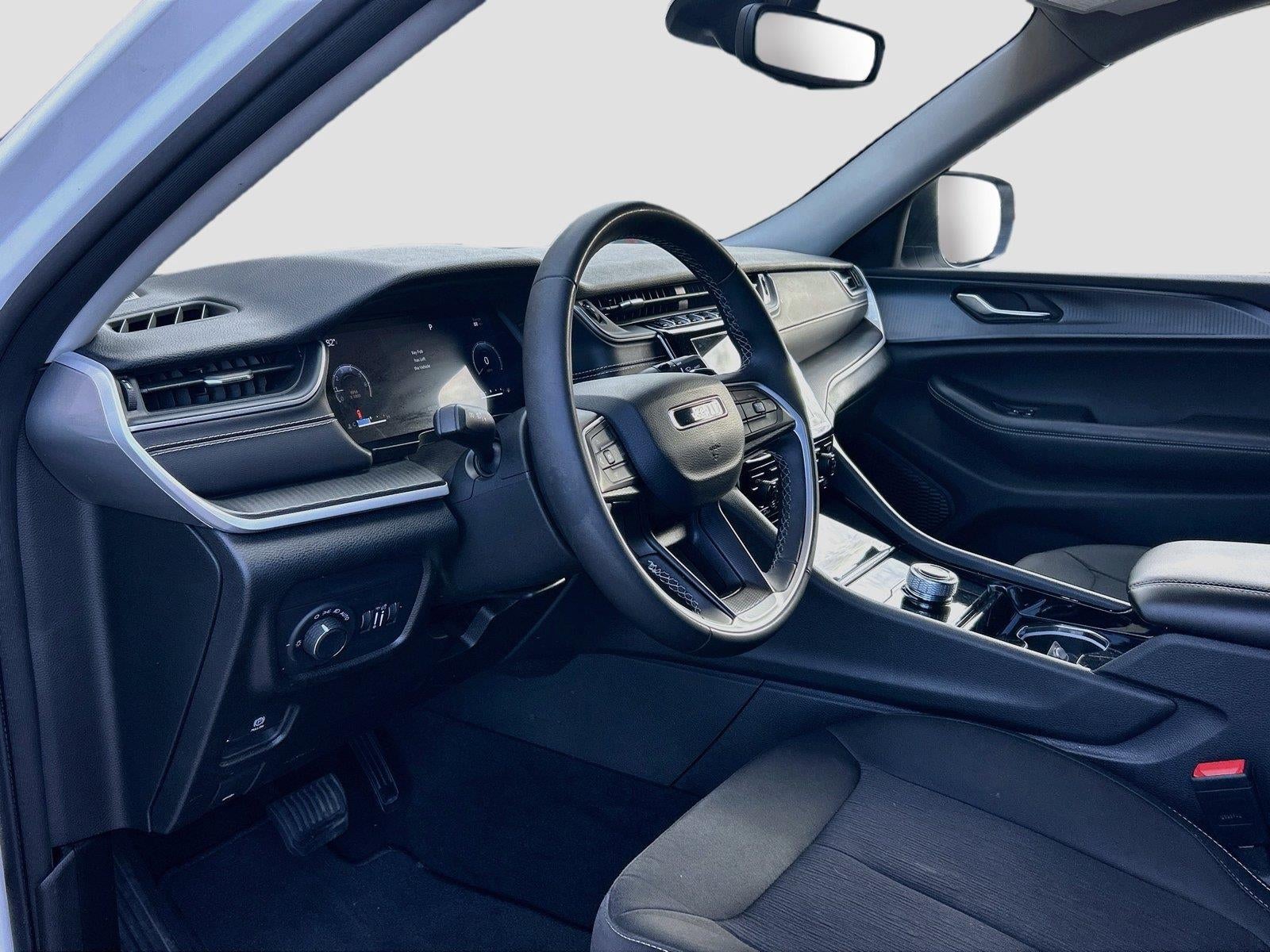 2023 Jeep Grand Cherokee Laredo 4x4