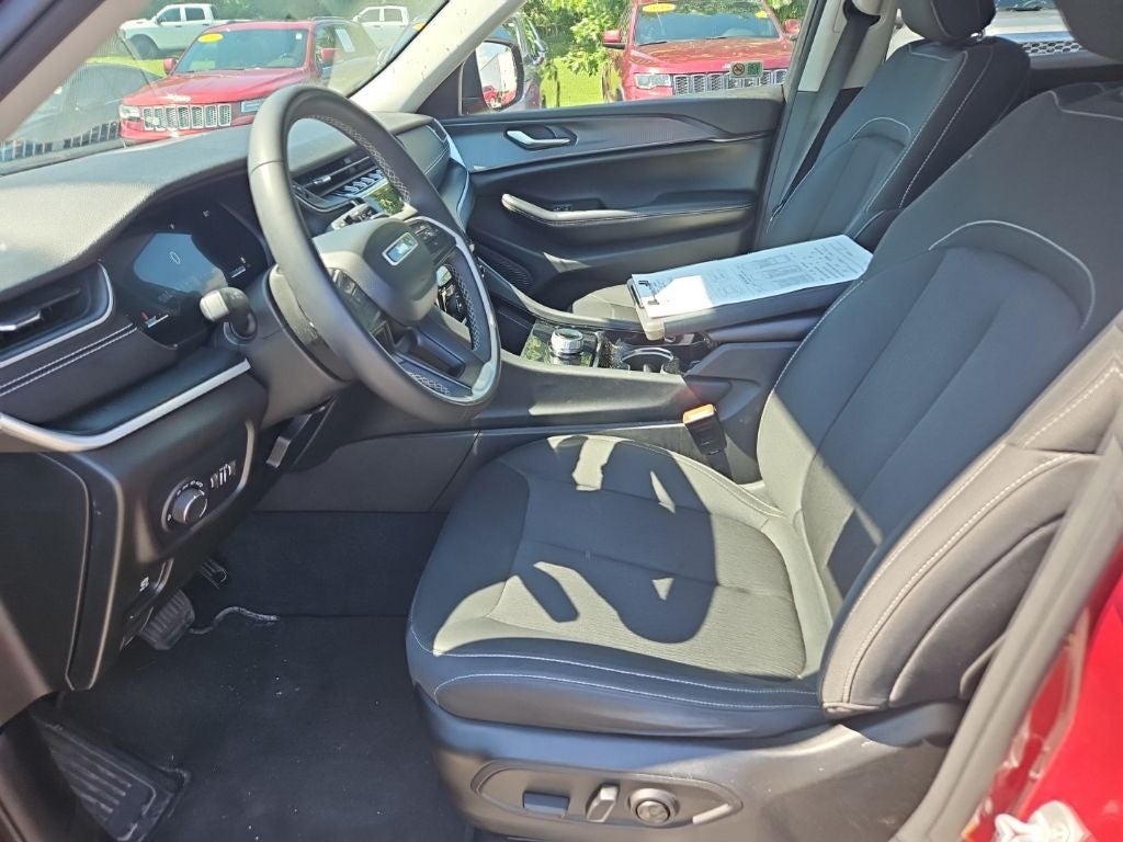 2023 Jeep Grand Cherokee Laredo 4x4