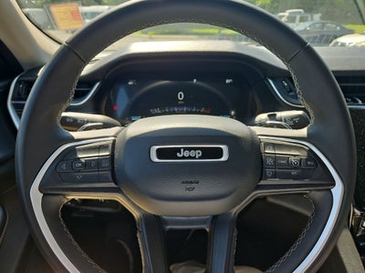 2023 Jeep Grand Cherokee Laredo 4x4