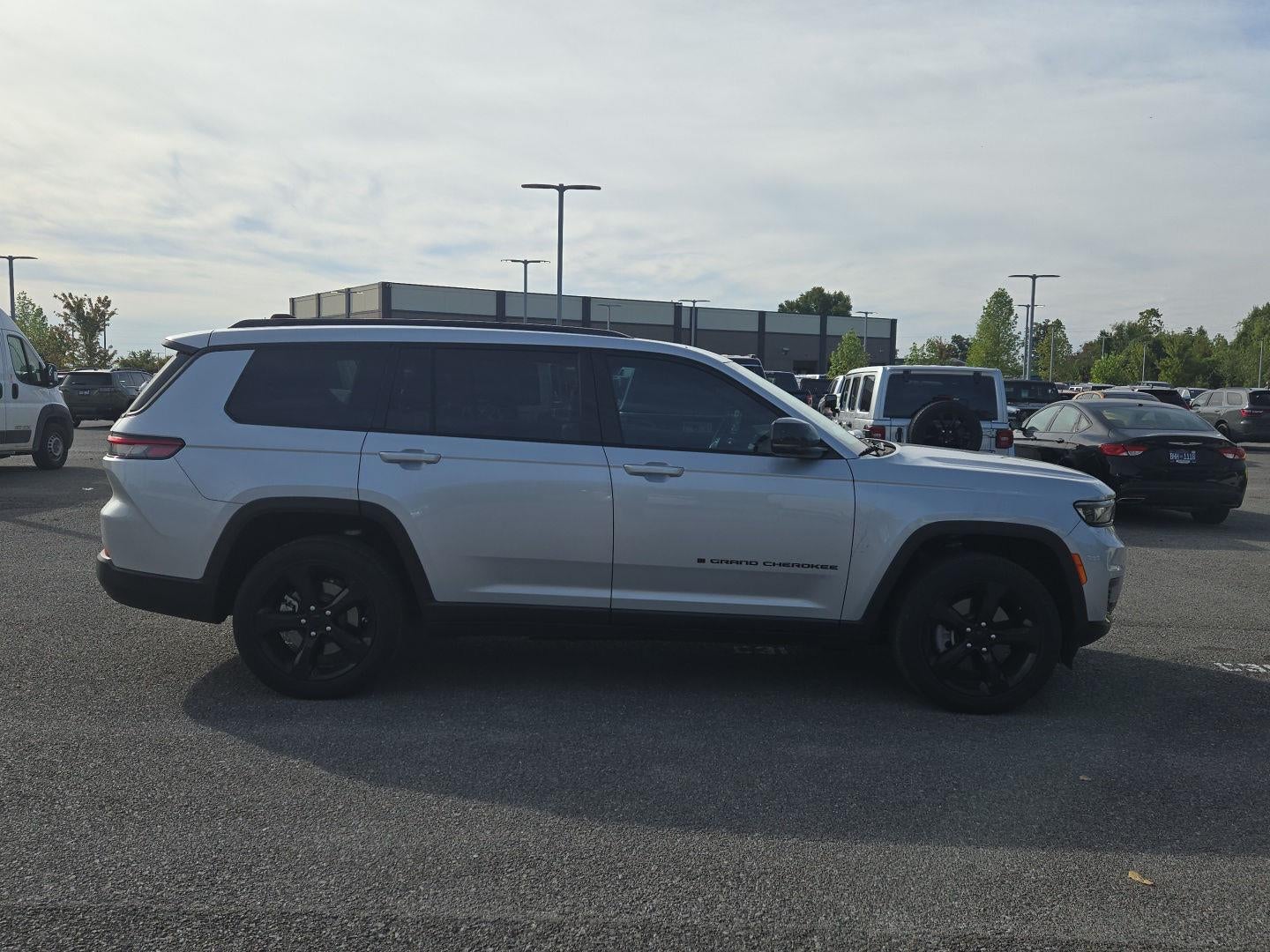 2023 Jeep Grand Cherokee L Altitude 4x2