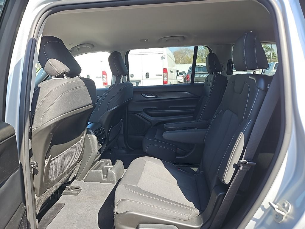 2023 Jeep Grand Cherokee L Laredo 4x2