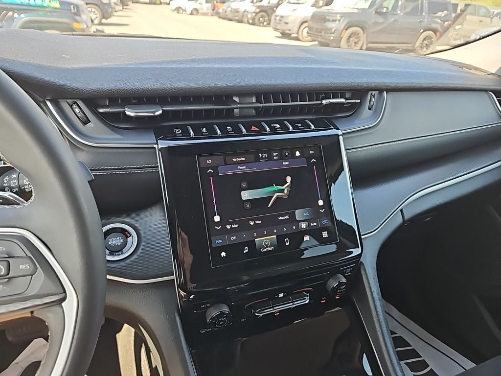 2023 Jeep Grand Cherokee L Laredo 4x2