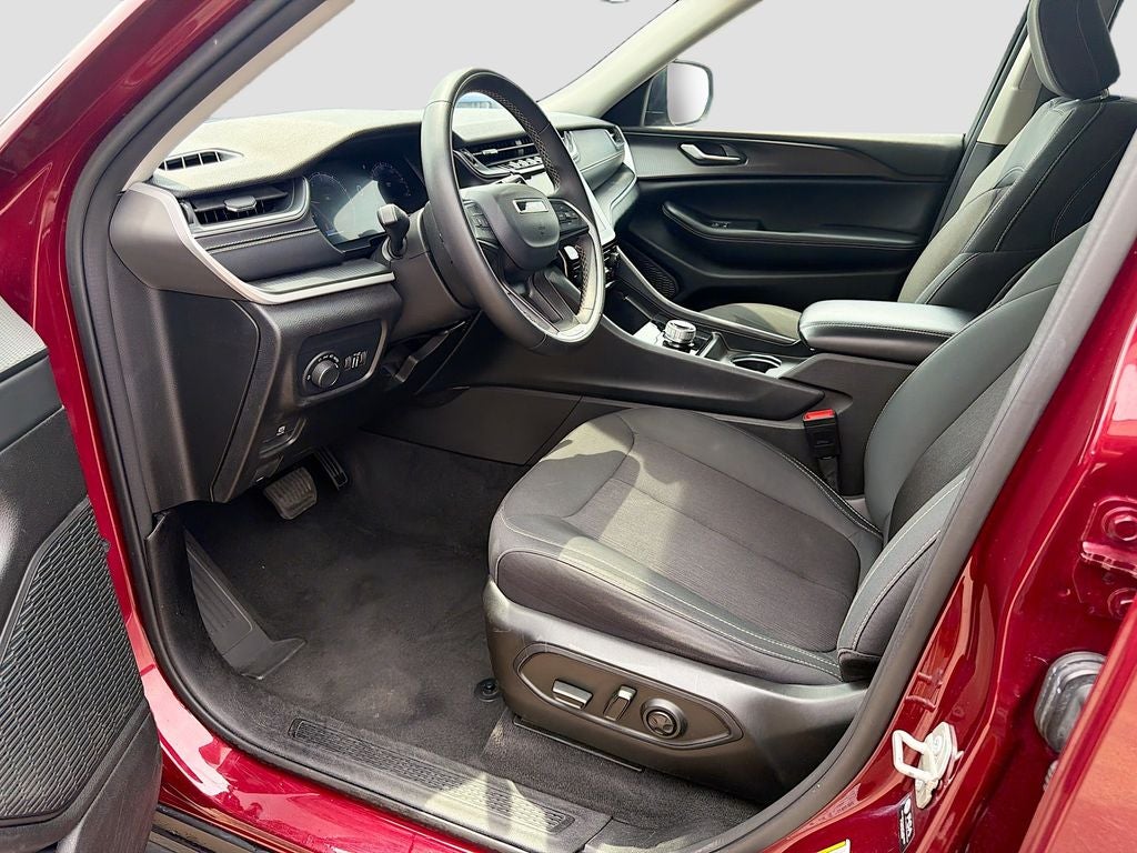 2023 Jeep Grand Cherokee L Laredo 4x2