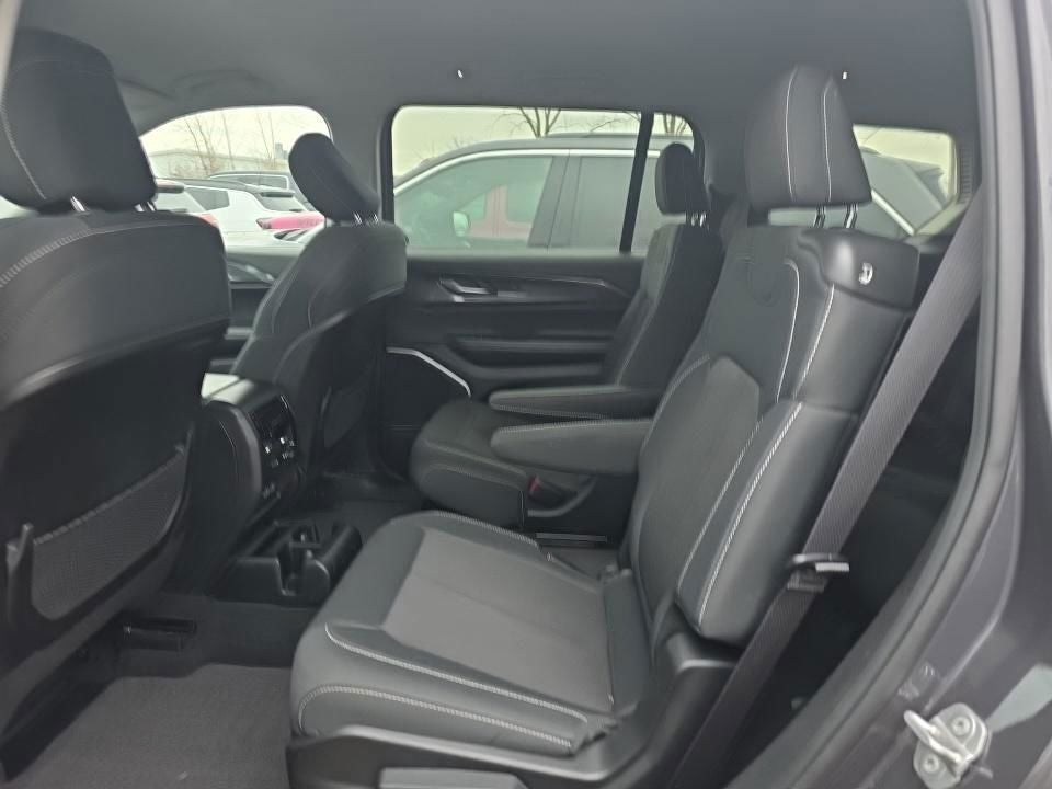 2022 Jeep Grand Cherokee L Laredo 4x4