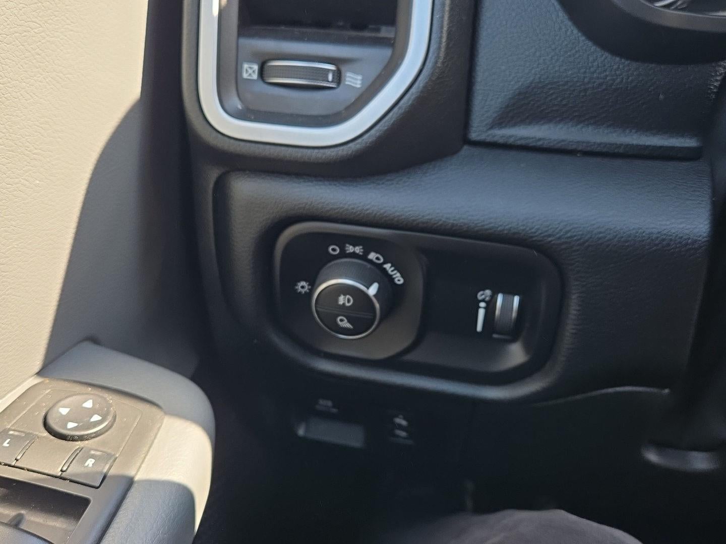 2022 RAM 1500 Big Horn Crew Cab 4x4 5'7' Box