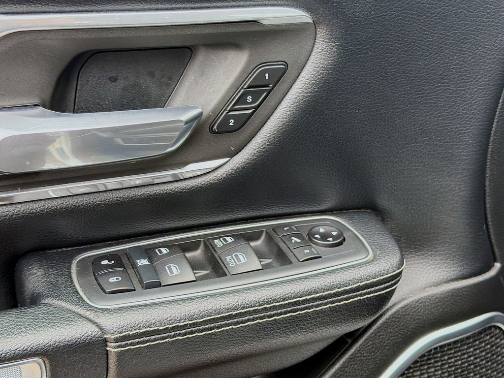 2020 RAM 1500 Laramie Crew Cab 4x4 5'7' Box