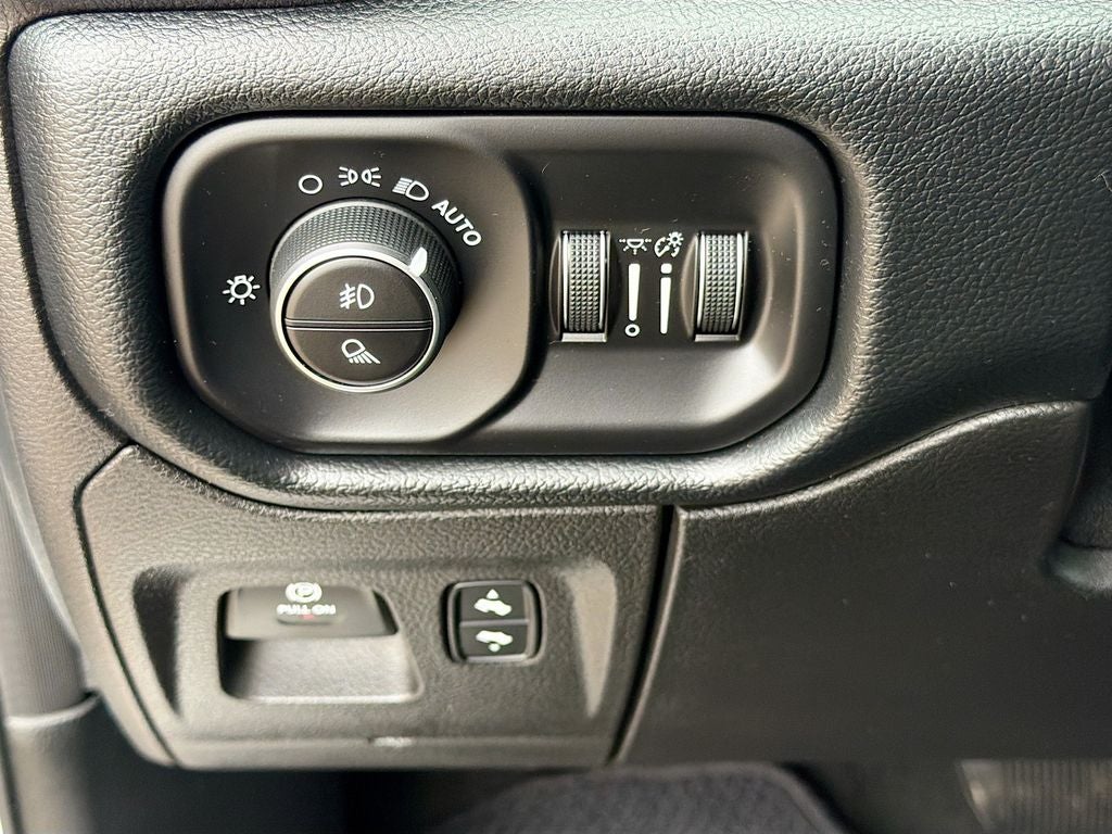 2020 RAM 1500 Laramie Crew Cab 4x4 5'7' Box