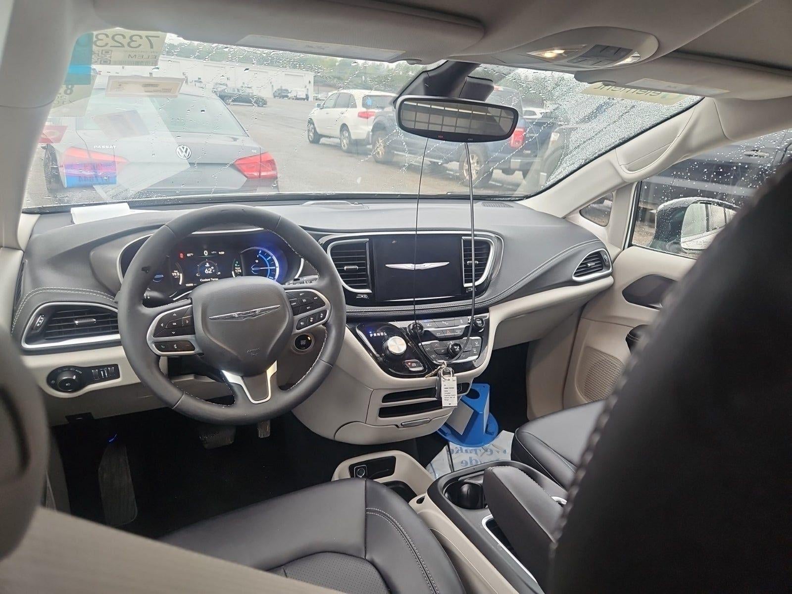 2024 Chrysler Pacifica Hybrid Select