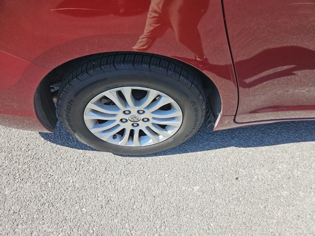 2015 Toyota Sienna XLE 8 Passenger