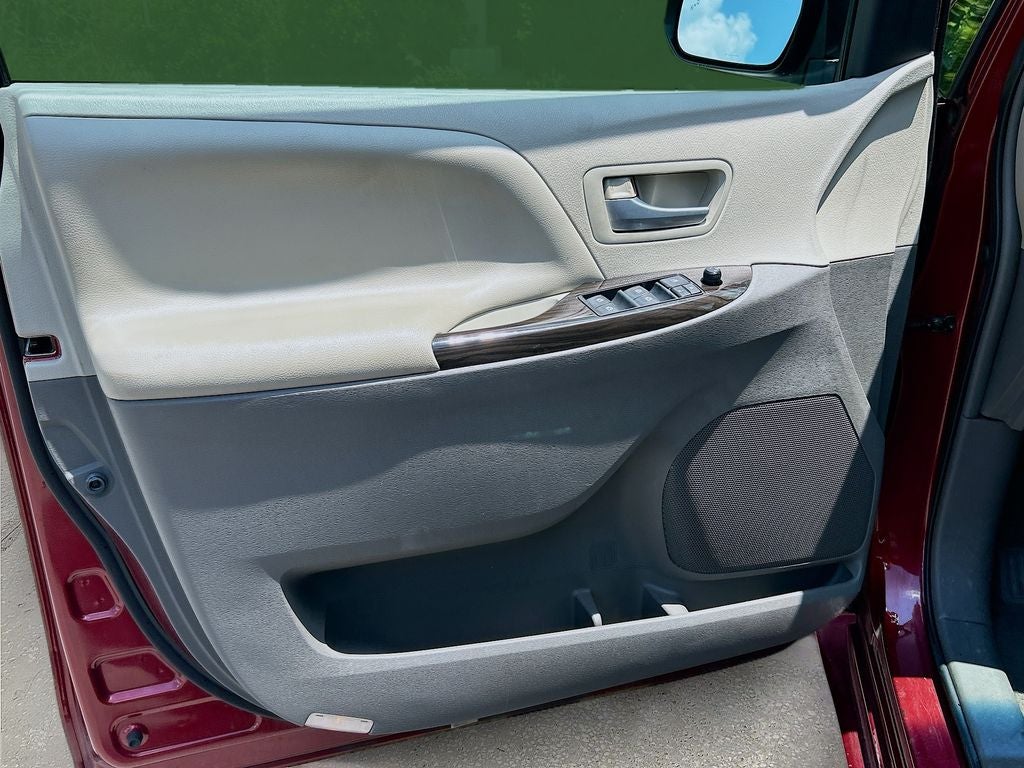 2015 Toyota Sienna XLE 8 Passenger