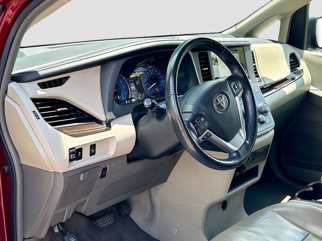 2015 Toyota Sienna XLE 8 Passenger
