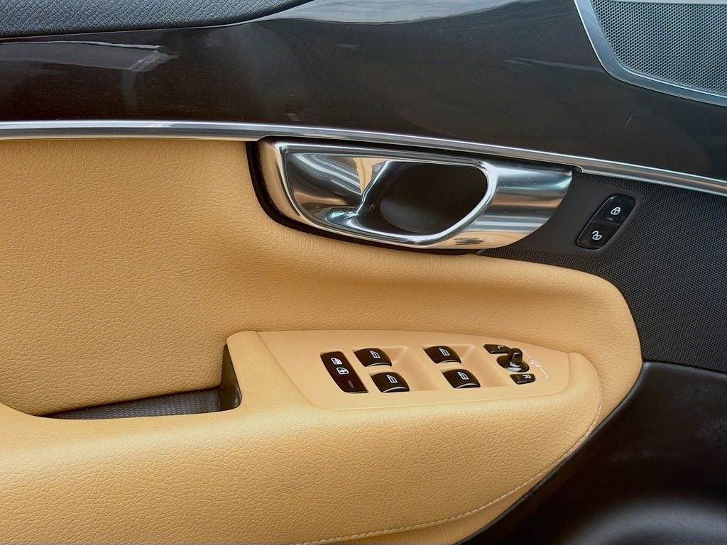 2019 Volvo XC90 T6 Momentum